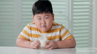 <strong>快乐</strong>的小胖男孩喝牛奶